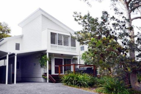 Scribbly Gum On Benton Bushland Setting - VIC Tourism 0