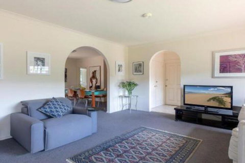 Walling Clifton Gardens Backing Onto Golf Course - VIC Tourism 5