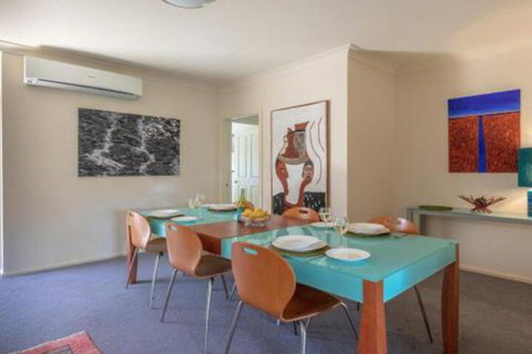 Walling Clifton Gardens Backing Onto Golf Course - VIC Tourism 4