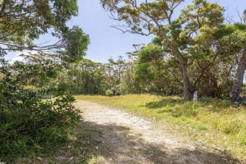 Walling Clifton Gardens Backing Onto Golf Course - VIC Tourism 2