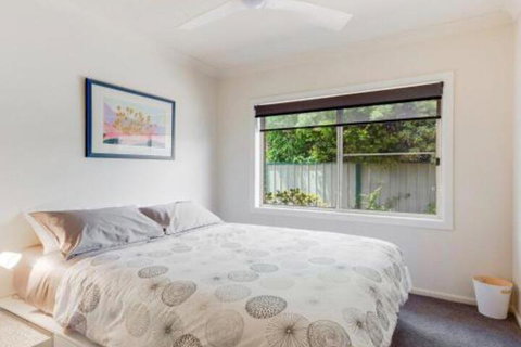 Walling Clifton Gardens Backing Onto Golf Course - VIC Tourism 6