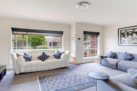 Walling Clifton Gardens Backing Onto Golf Course - VIC Tourism 0