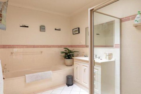 Walling Clifton Gardens Backing Onto Golf Course - VIC Tourism 3
