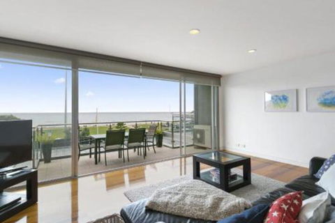 LOUTTIT BAY APARTMENT 1 Free Wifi Ocean Views & The Ultimate Location - VIC Tourism 0