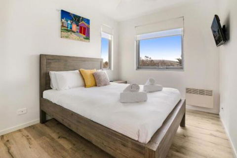 Seaside Apartment Getaway - VIC Tourism 5