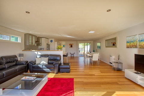 Seaview Apartment - VIC Tourism 6