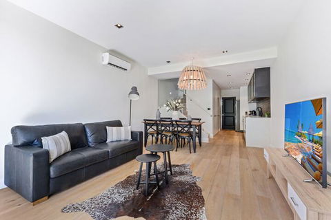 HomeHotel High End 3 Bedroom Terrace With Parking - VIC Tourism 3
