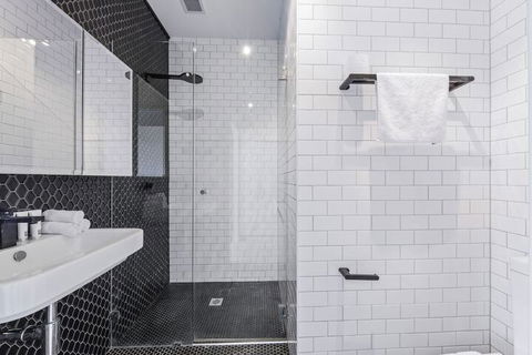 HomeHotel High End 3 Bedroom Terrace With Parking - VIC Tourism 1