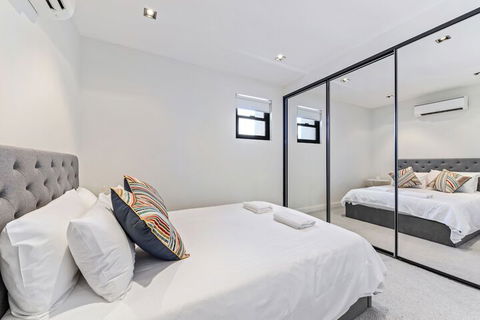 HomeHotel High End 3 Bedroom Terrace With Parking - VIC Tourism 2