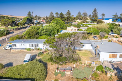 Penneshaw Beach Stay - VIC Tourism 0
