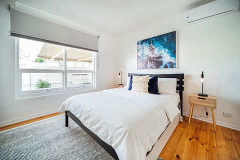 Urban Beach Shack Metres From The Beach & Cafes - VIC Tourism 5