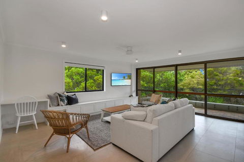 BEAUTIFULLY RENOVATED OCEANSIDE APARTMENT Lamer 9 - VIC Tourism 6