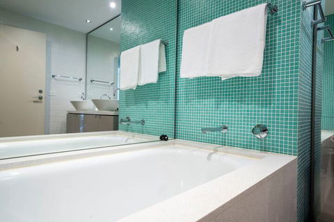Premium 2 Bedroom Apartment - VIC Tourism 6
