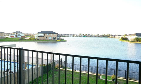 Waterfront Villa In Sanctuary Lakes - VIC Tourism 2