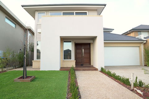 Waterfront Villa In Sanctuary Lakes - VIC Tourism 1