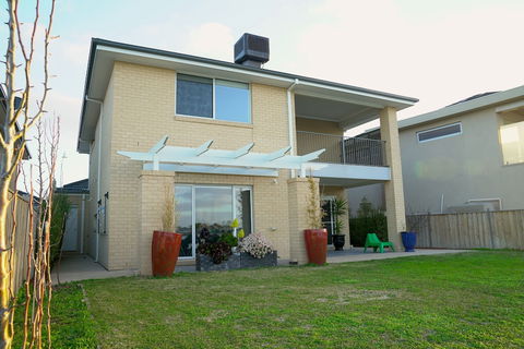Waterfront Villa In Sanctuary Lakes - VIC Tourism 0