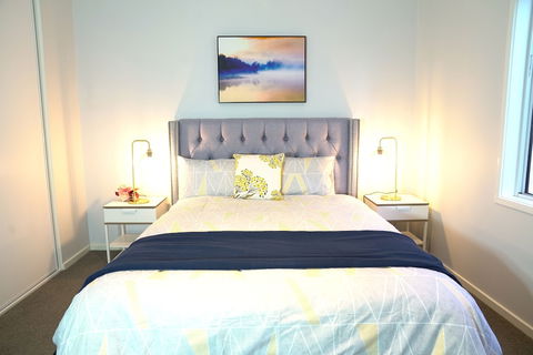 Waterfront Villa In Sanctuary Lakes - VIC Tourism 6