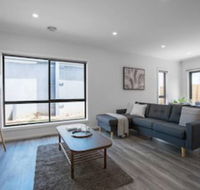 Comfy And Warm Home In Point Cook