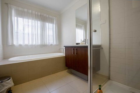 Lightful Charming House With Free Parking - VIC Tourism 6