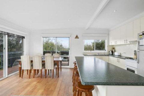 THE BEACH HIVE PET FRIENDLY (OUTSIDE ONLY) INLET SIDE - VIC Tourism 4