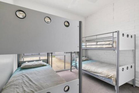 THE BEACH HIVE PET FRIENDLY (OUTSIDE ONLY) INLET SIDE - VIC Tourism 3