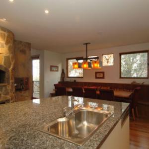 Moose Lodge - VIC Tourism 4