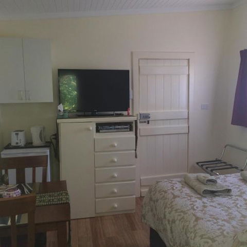 Koompartoo Homestead Cabin - VIC Tourism 6