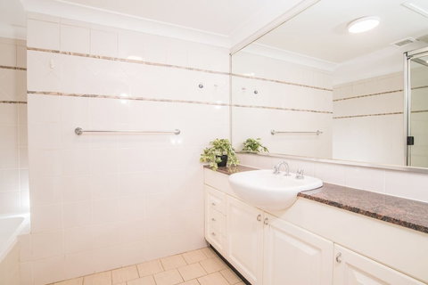 Rustic Hardwood 2 Bedroom Apartment In Randwick - VIC Tourism 4