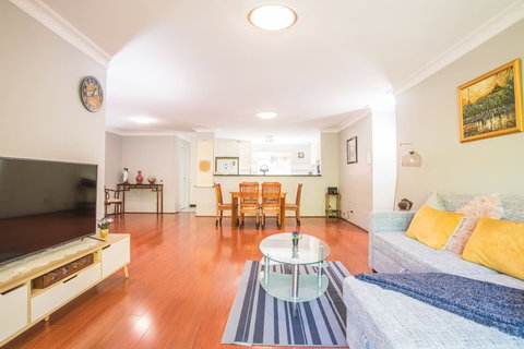 Rustic Hardwood 2 Bedroom Apartment In Randwick - VIC Tourism 3