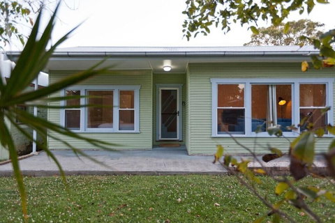 Charlie's Beach House - VIC Tourism 0