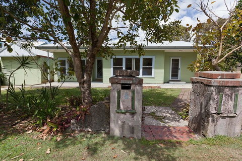 Charlie's Beach House - VIC Tourism 1