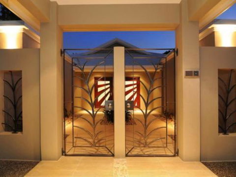 BEACH RETREAT At PALM COVE - VIC Tourism 4