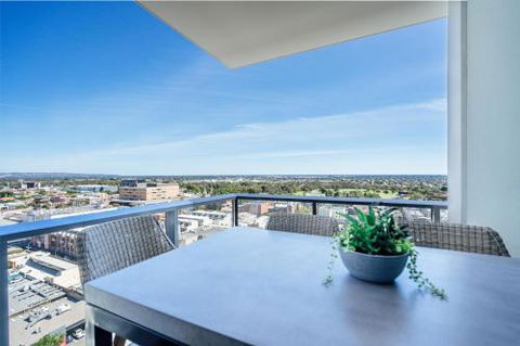 A Cut Above The West Pool Rooftop Bar Gym Wifi - VIC Tourism 1