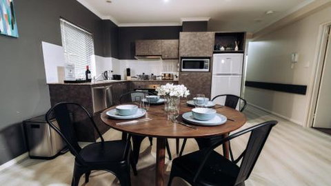 Central City Convenience Free Parking & WiFi - VIC Tourism 0