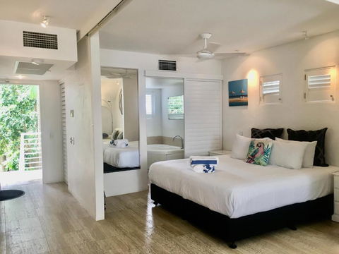 Quiet Oasis Apartment With Rooftop Spa - VIC Tourism 3