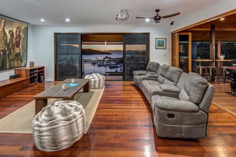 Uisce Luxury Holiday House With Jacuzzi Pool Table Cinema Premium Foxtel & Two Buggies - VIC Tourism 6