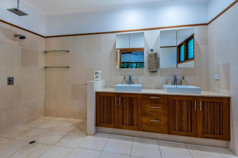 Uisce Luxury Holiday House With Jacuzzi Pool Table Cinema Premium Foxtel & Two Buggies - VIC Tourism 1