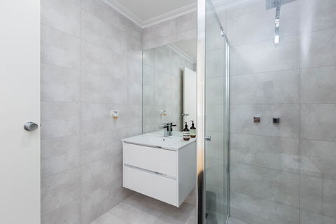 ROLAND, 1BDR Melbourne Apartment - VIC Tourism 6