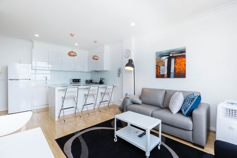 ROLAND, 1BDR Melbourne Apartment - VIC Tourism 3