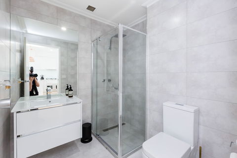 ROLAND, 1BDR Melbourne Apartment - VIC Tourism 5