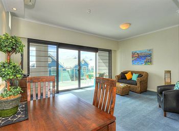 Waters Edge Luxury At Mandurah - VIC Tourism 3