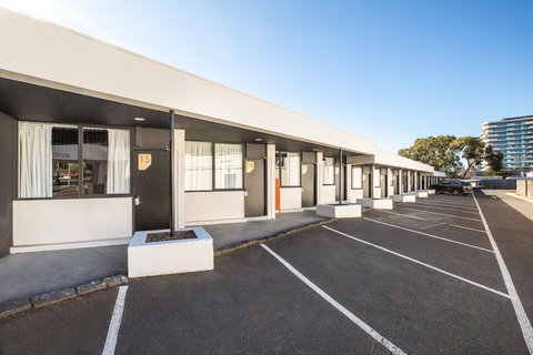 Nightcap At Monash Hotel - VIC Tourism 0