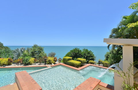 Bellevue At Trinity Beach - VIC Tourism 1