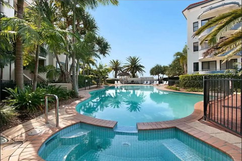 Gold Coast Apartment At Sandcastles On Broadwater - VIC Tourism 3
