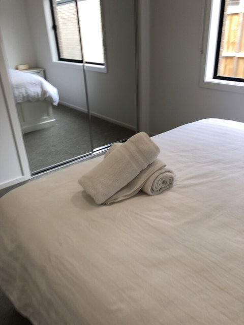 Apple House Upper Point Cook - VIC Tourism 6