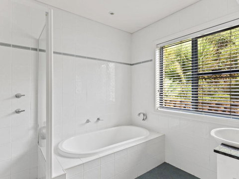 Aqua Shores Penthouse - VIC Tourism 4