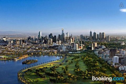 A Cozy CBD Suite With Spectacular City Views - VIC Tourism 4