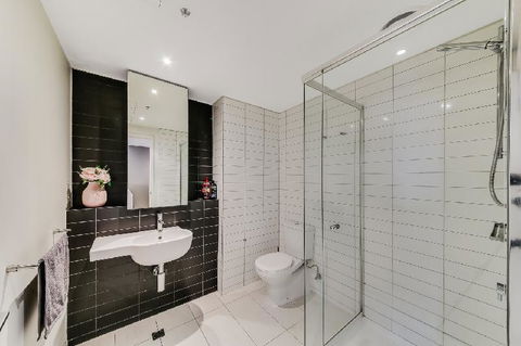 A Modern 2BR CBD Apt City Views FREE Parking - VIC Tourism 1