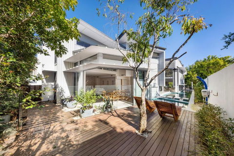 Ultimate Light & Space Noosa Heads - VIC Tourism 5