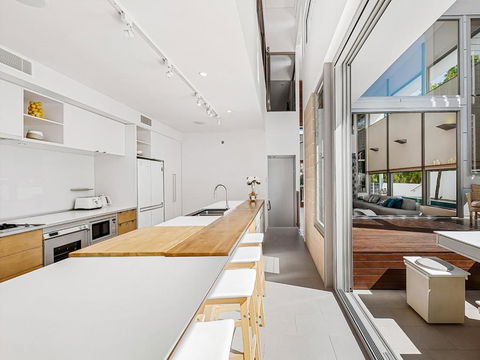 Ultimate Light & Space Noosa Heads - VIC Tourism 6